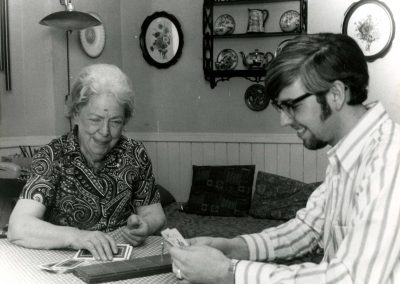 Dacie Moses and a student playing cribbage.